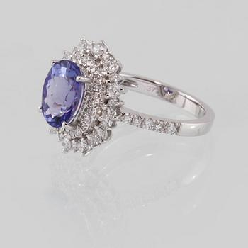 RING, 18K vitguld med ovalslipad tanzanit 2.12 ct samt briljantslipade diamanter 0.74 ct. Vikt 3,7 gram.