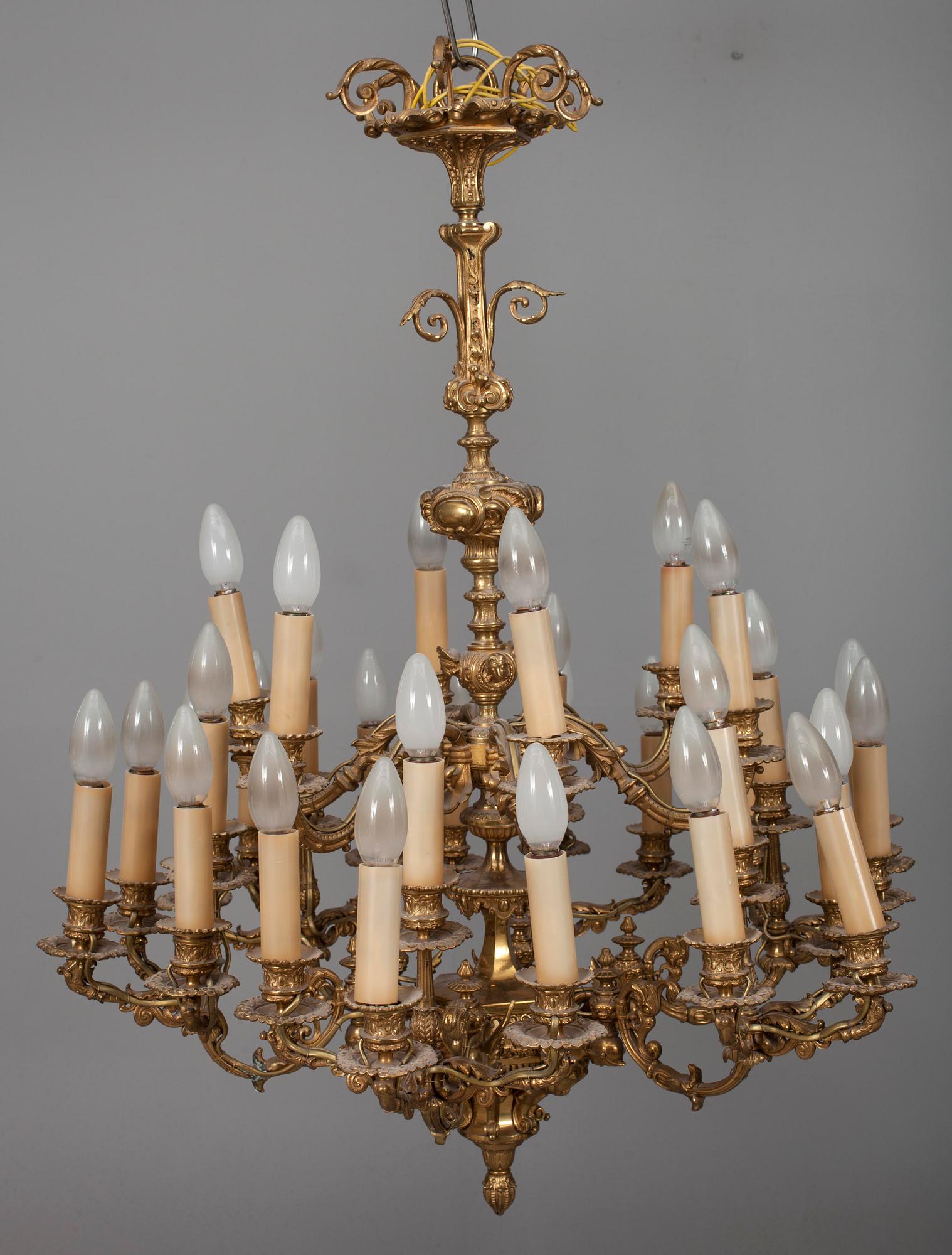 TAKKRONA för 30 ljus, förgylld brons, Frankrike, 1800-talets andra hälft.