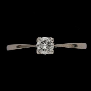 RING, 18k vitguld med briljantslipad diamant ca 0,27 ct. Vikt ca 2,4 gram.