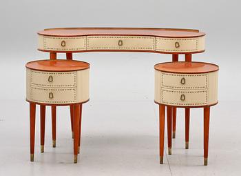 SMINKBORD samt SÄNGBORD, ett par, 1900-tal.