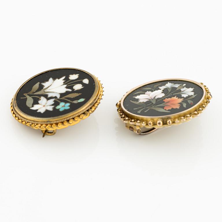 Two pietra dura brooches, yellow metal.