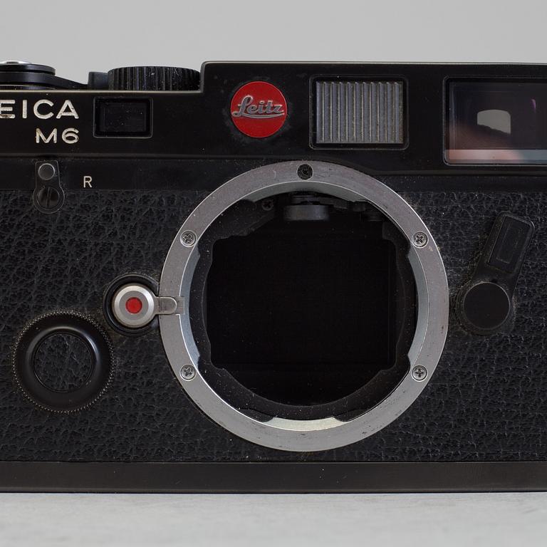 A black body Leica M6 no 1725111 from 1987 with Elmar 1:4/135. With original box.