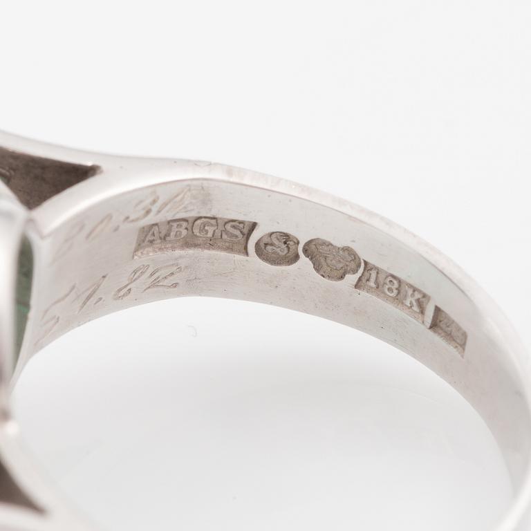 Ring, 18K vitguld med smaragd och åttkantslipade diamanter.