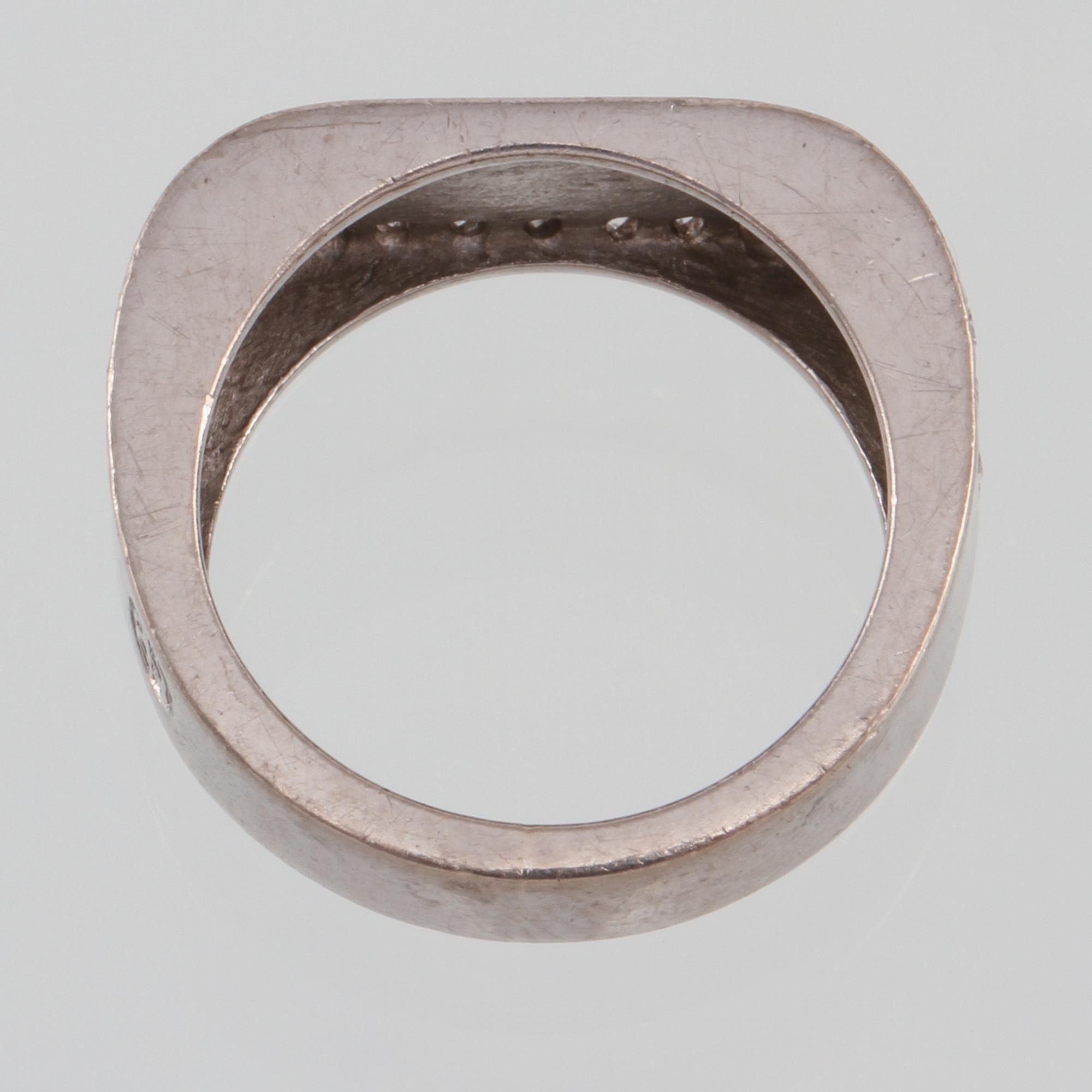 RING, 18K vitguld med briljantslipade diamanter, Heribert Engelbert, Stockholm, 2000. Vikt 6,6 gram.