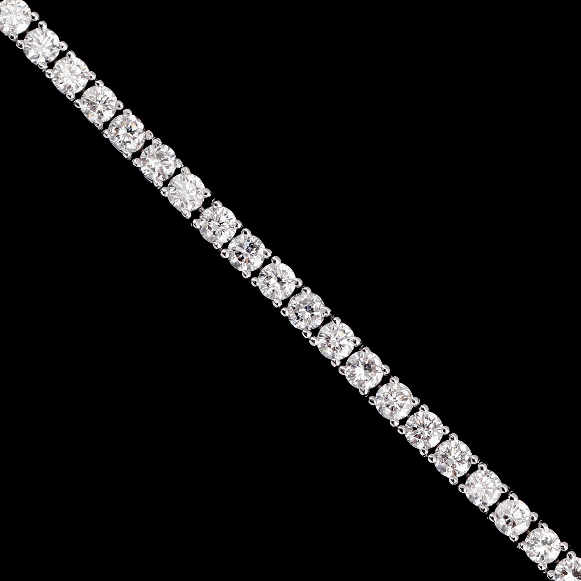 ARMBAND, 18 k vitguld, Rivière, 56 briljantslipade diamanter tot 5.33 ct.