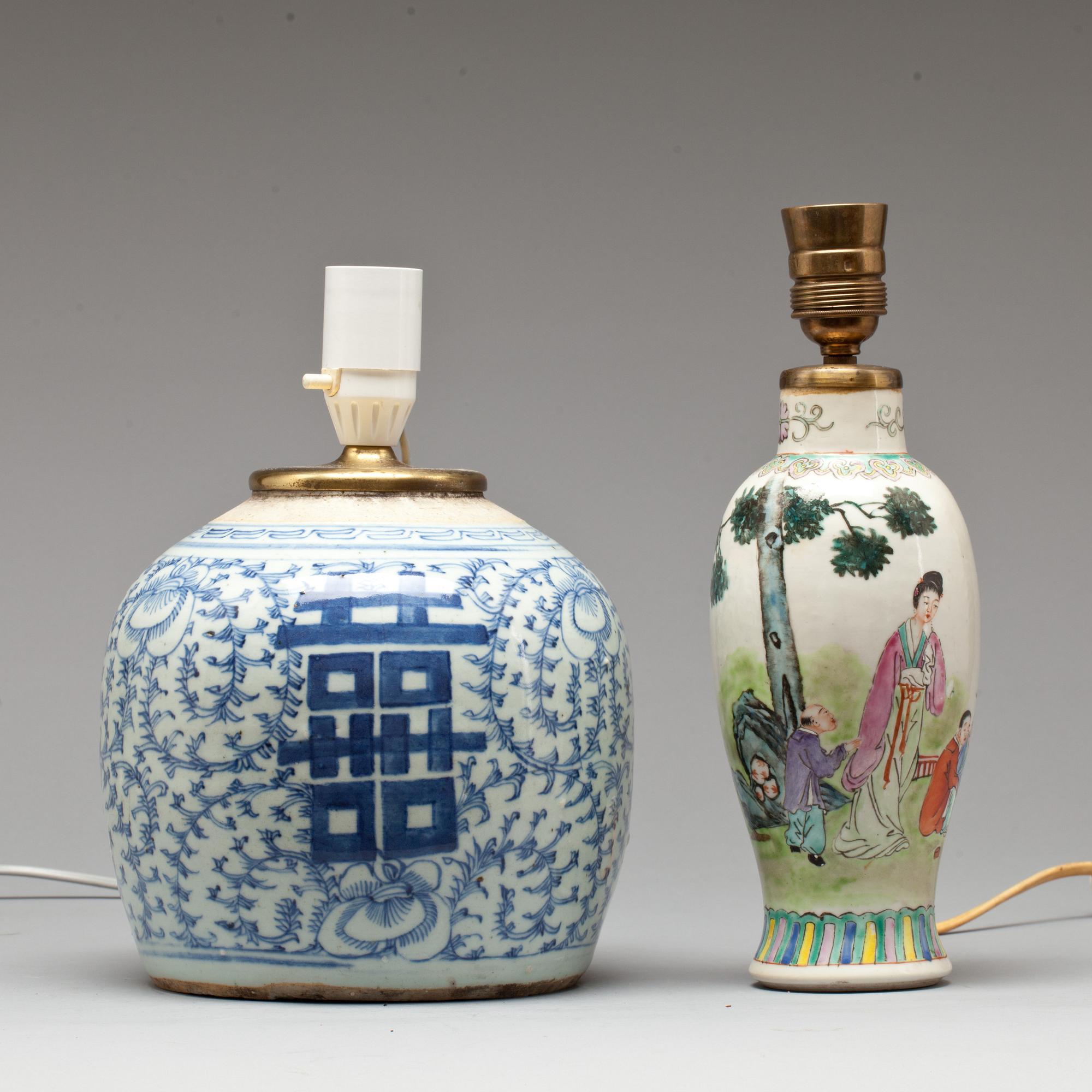 BORDSLAMPOR, 2 st, porslin, Kina, 1900-tal.