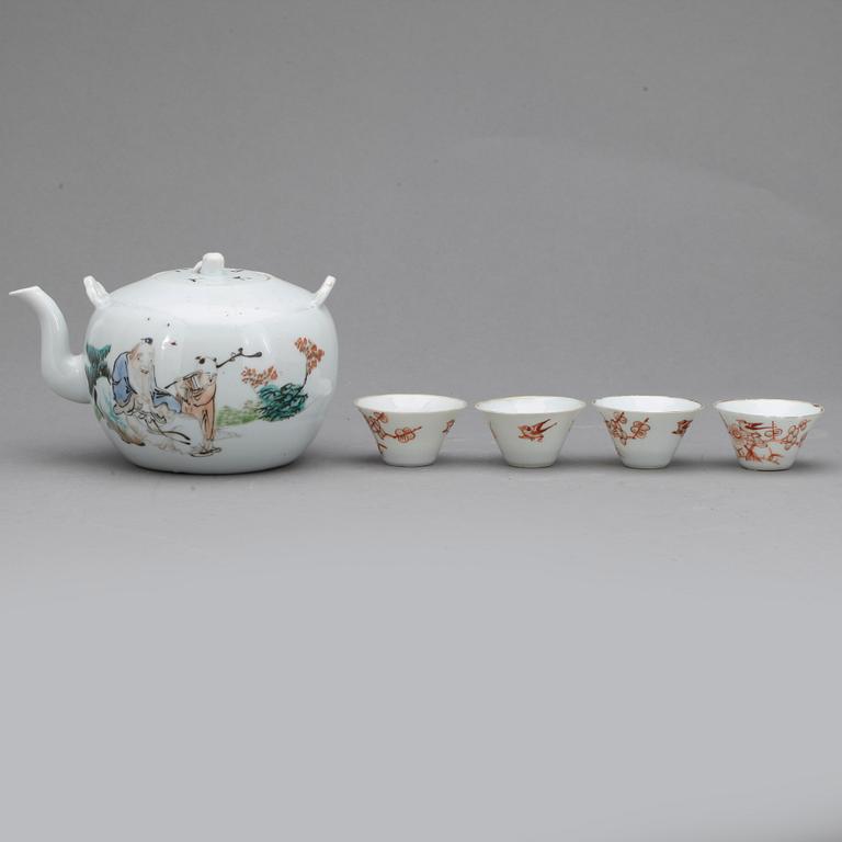 TEKANNA SAMT KOPPAR, 4 st. Porslin, Kina, 1900-tal.
