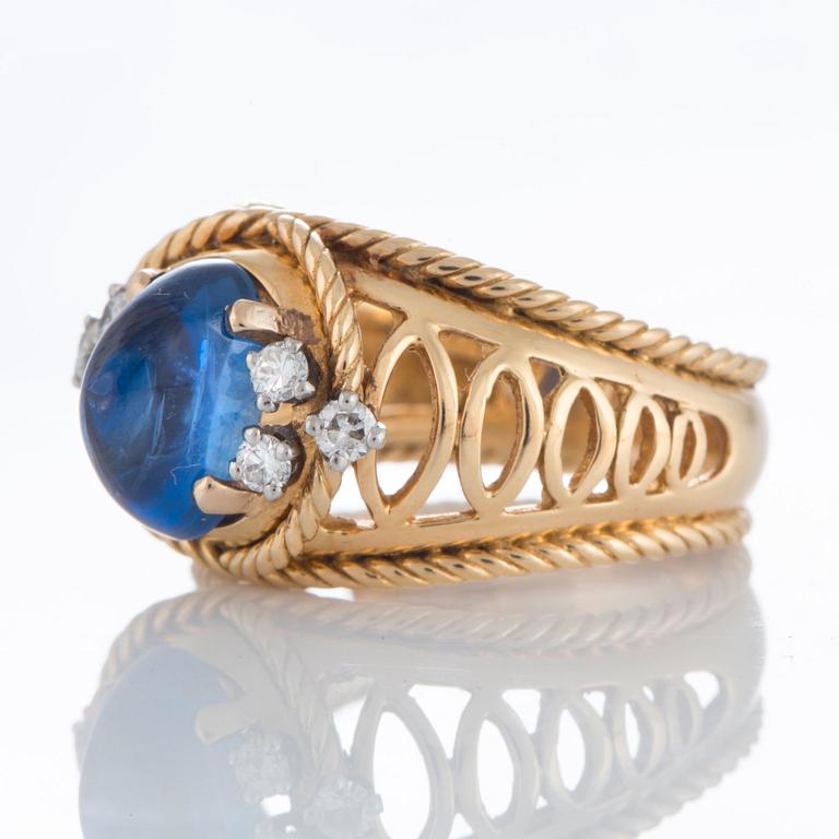 An 18K gold ring set with a cabochon-cut sapphire ca 4 cts and round brilliant- and eight-cut diamonds.