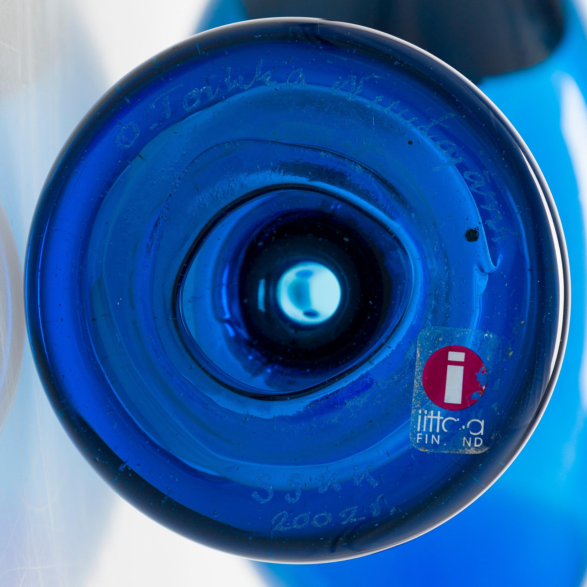 Oiva Toikka, glasfågel, signerad O. Toikka Nuutajärvi SSKK 2002.