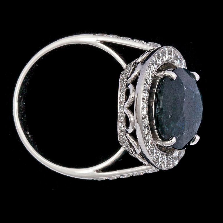 A blue sapphire, 10.82 cts, and brilliant cut diamond ring, tot. 1.64 cts.