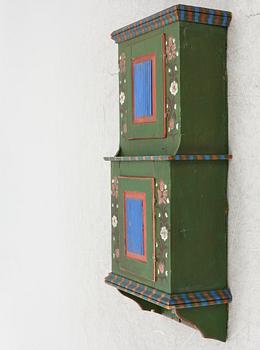 Hängskåp, allmoge, 1800-tal.