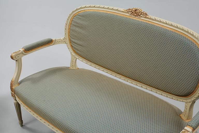 SOFFA samt KARMSTOL, Louis XVI-stil, 1900-talets andra hälft.