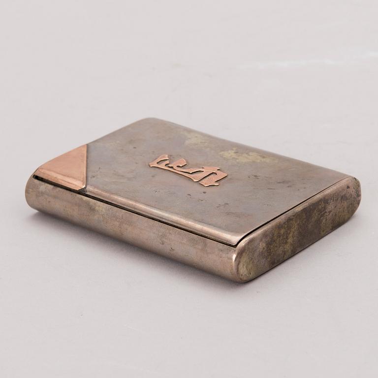 A cigarette case in silver (875) and gold, early 20th Century.
