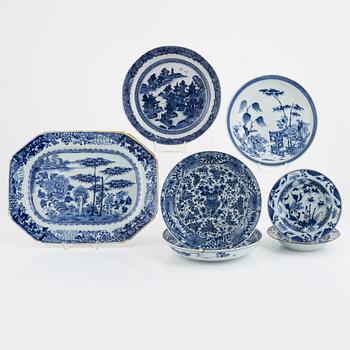 A set of seven Chinese export porcelain pieces, Qing dynasty, 18th Century.