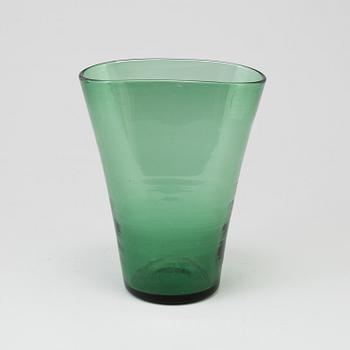 A GREEN GLASS VASE, first half of the 20th century.