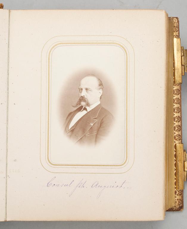 FOTOGRAFIALBUM FRÅN ANDRA KEJSARDÖMET, ca 50 bilder, bla Napoleon III och Christina Nilsson, Frankrike 1868-71.