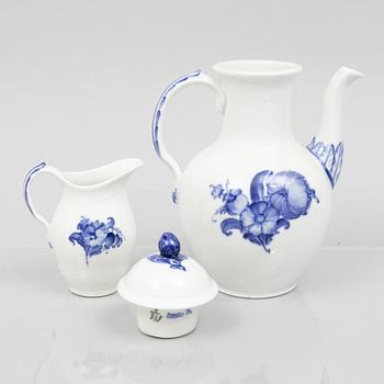 Kaffeservis, 34 delar, porslin, "Blå blomst", Royal Copenhagen, Danmark.