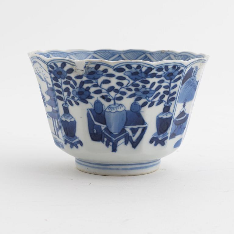 A Chinese blue and white faceted porcelain cup or bowl, Qing dynasty, Kangxi (1662-1722).