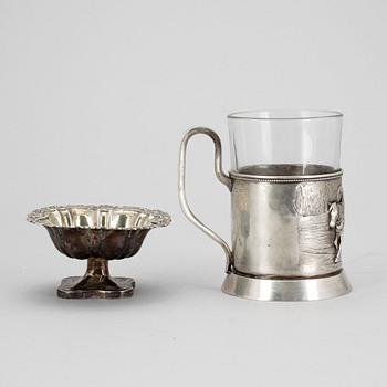 SKÅL samt TEGLASHÅLLARE, silver, Moskva, Ryssland, 1839 resp 1890. Total vikt utan glas: 220 gram.