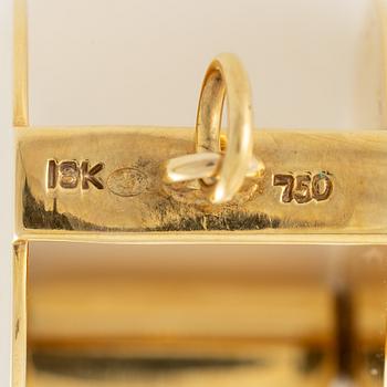 A loupe in 18K gold.