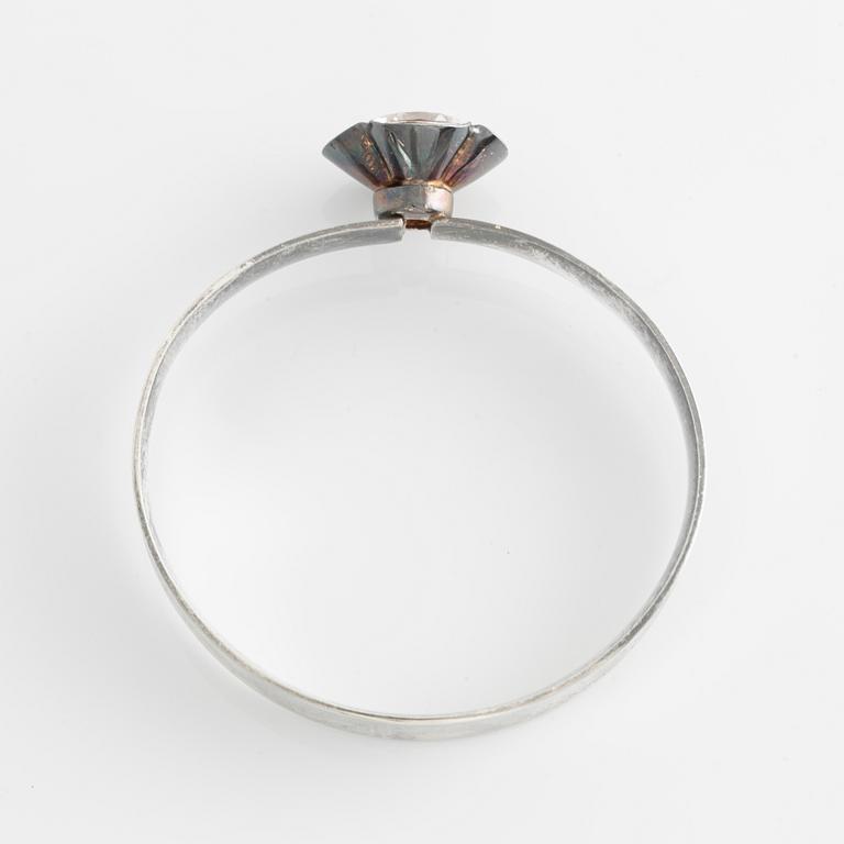 Armring, Alton, design Karl-Erik Palmberg, sterlingsilver, med syntetisk vit spinell.