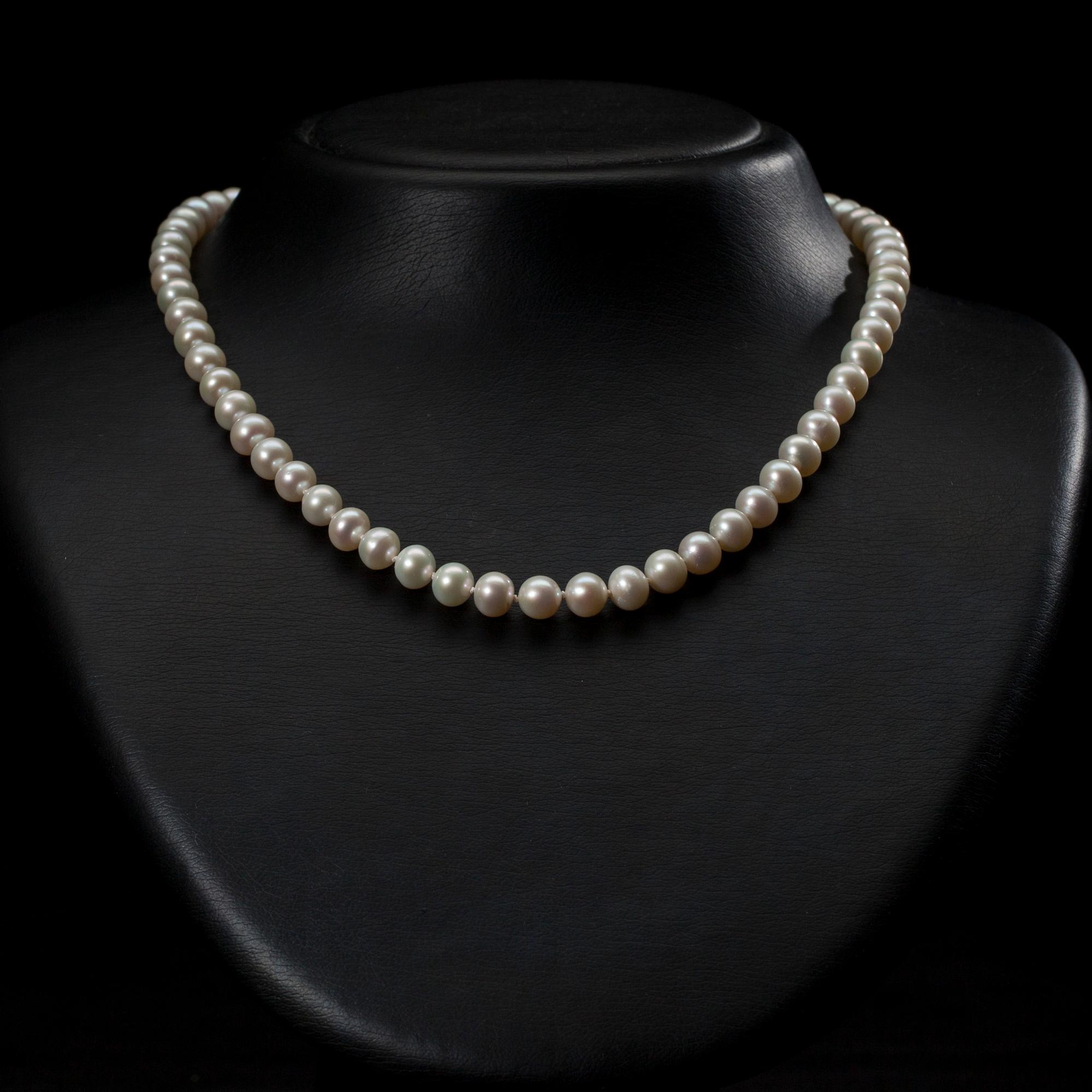 PÄRLCOLLIER, sötvattenspärlor, silverlås, sekelskiftet 1900/2000-tal.