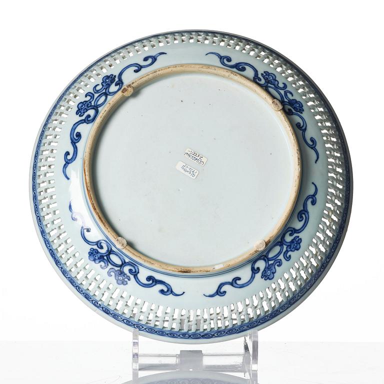 A Qianlong blue and white charger and a pair of famille rose dishes.