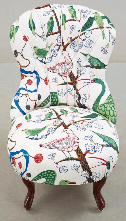 FÅTÖLJ, en sk emmafåtölj, 1800-talets slut.