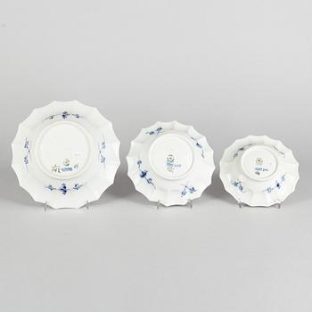 A set of three 'Blue Fluted Plain' porcelain dishes, Royal Copenhagen, model 140, 141 and 142, 1898-1923 and 20th centur.