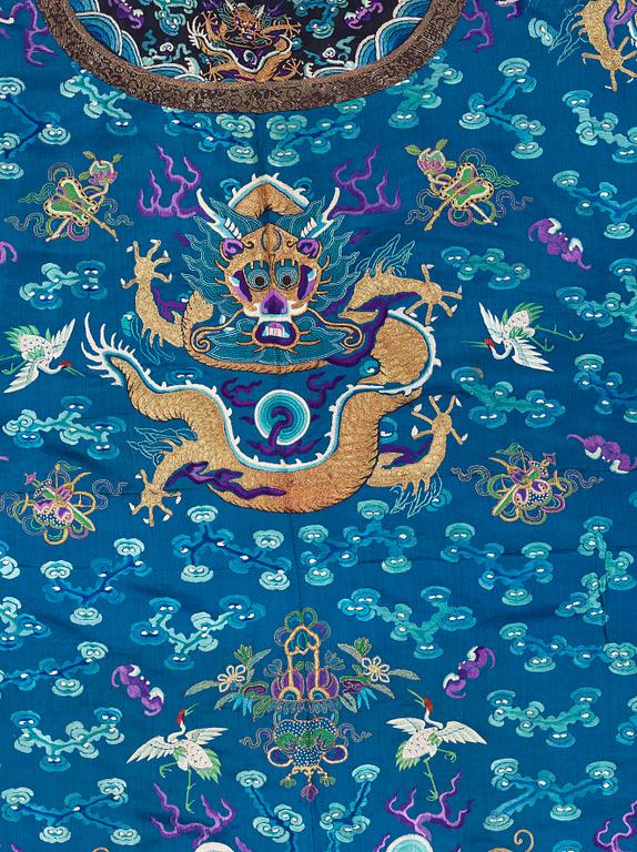 ROBE. Embroidered silk. Height 145,5 cm. China late Qing dynasty.