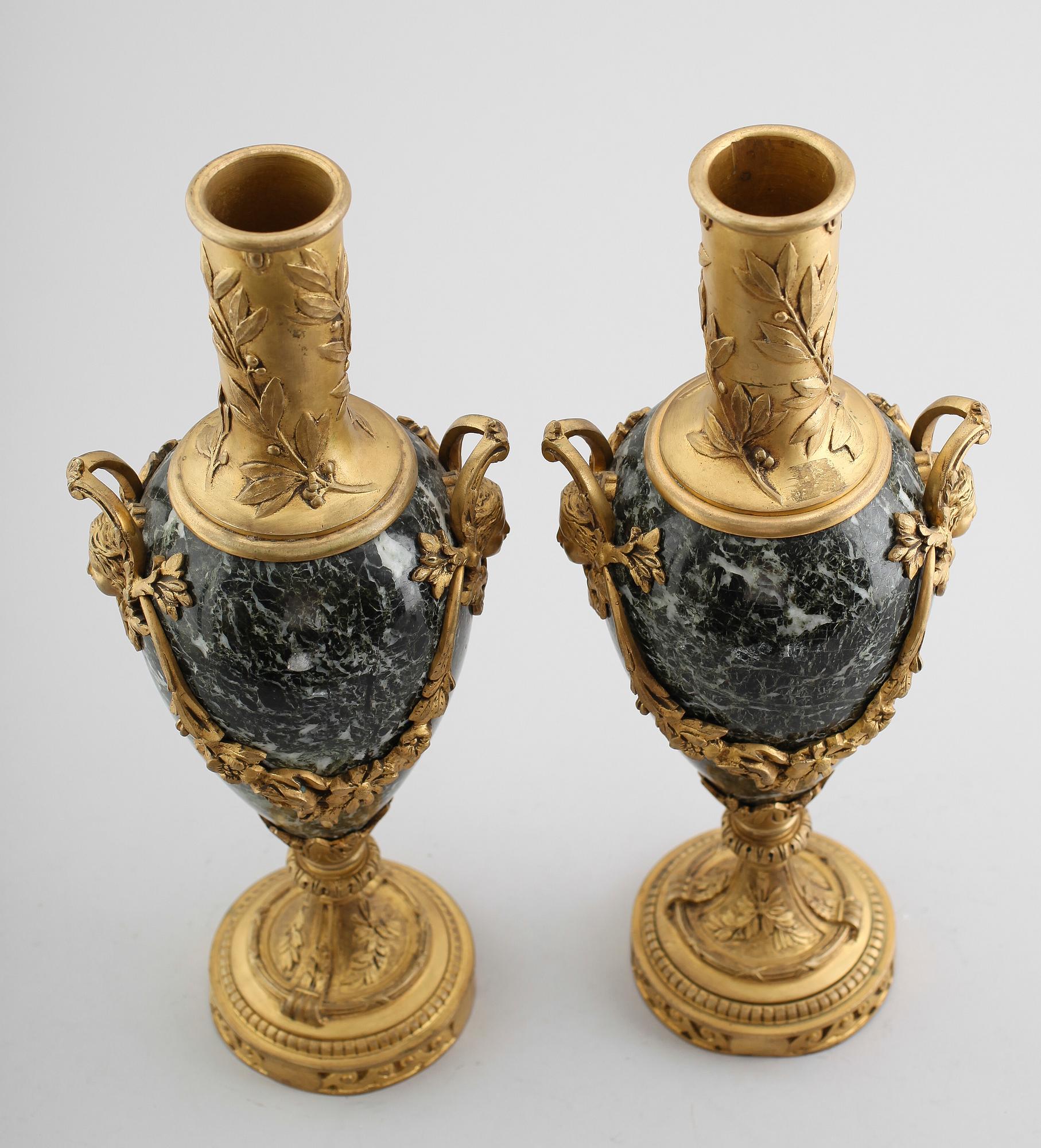 URNOR, 1 par, brons och marmor, 1800-talets andra hälft.