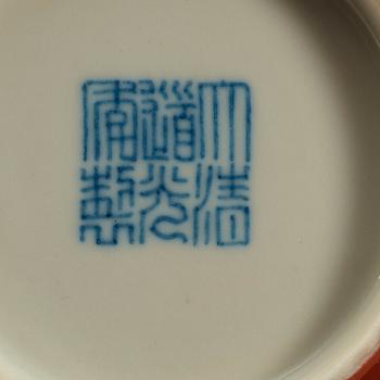 A pair of coral-ground reserve decorated bowls, late Qing dynasty (1644-1912), with Daoguang seal mark.