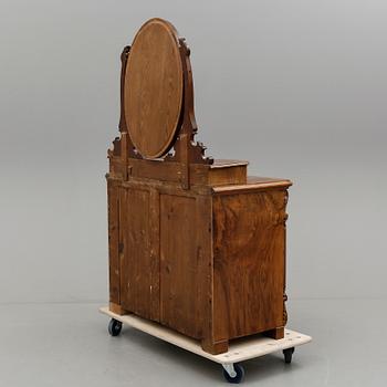 SPEGELBYRÅ, valnöt, nyrenässans, 1800-talets slut.