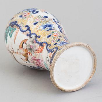 A mandarin porcelain vase, Qing dynasty, Qianlong (1736-95).