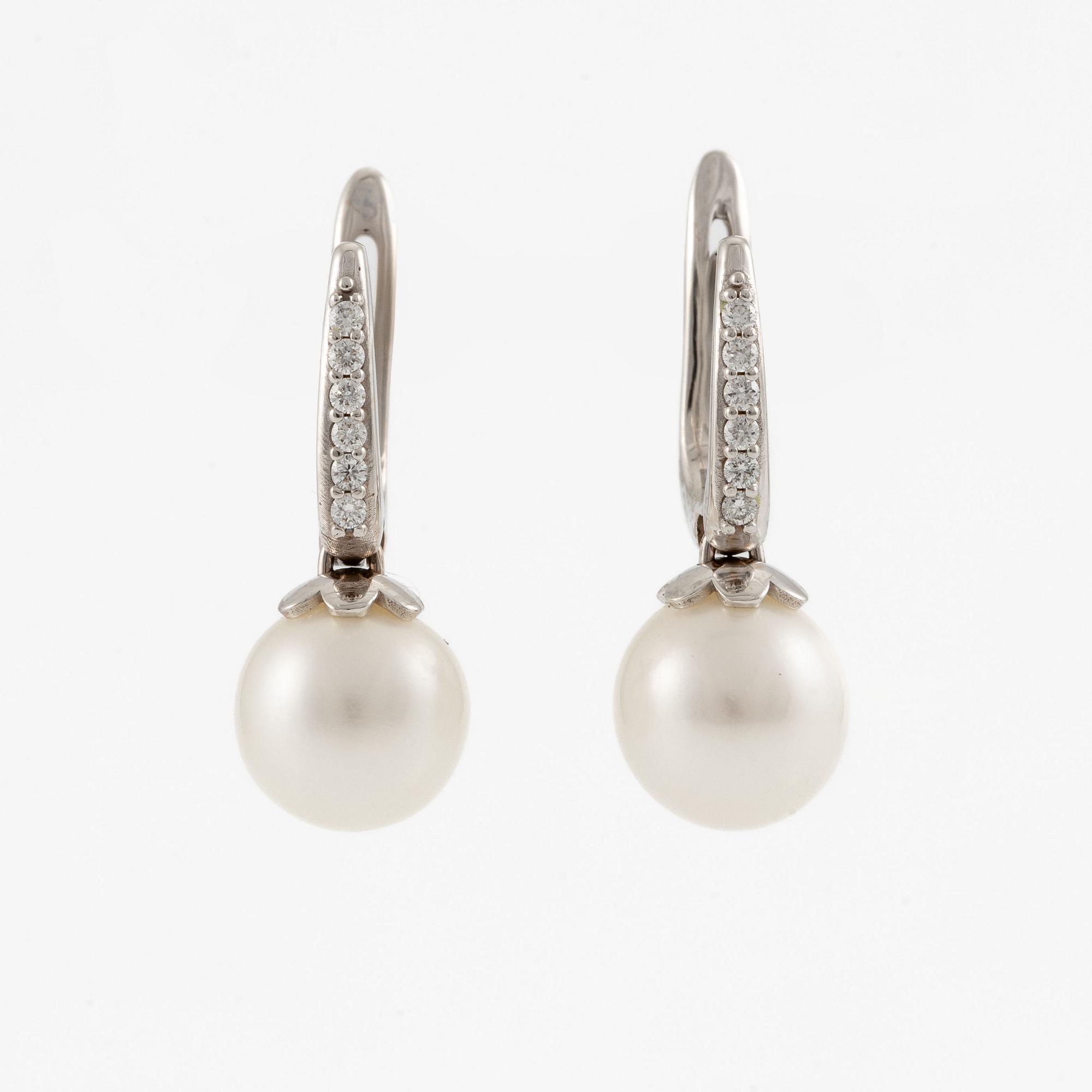 Earrings with cultured freshwater pearls and brilliant-cut diamonds.