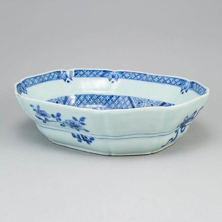 A blue and white dish, Qing dynasty, Qianlong (1736-95).
