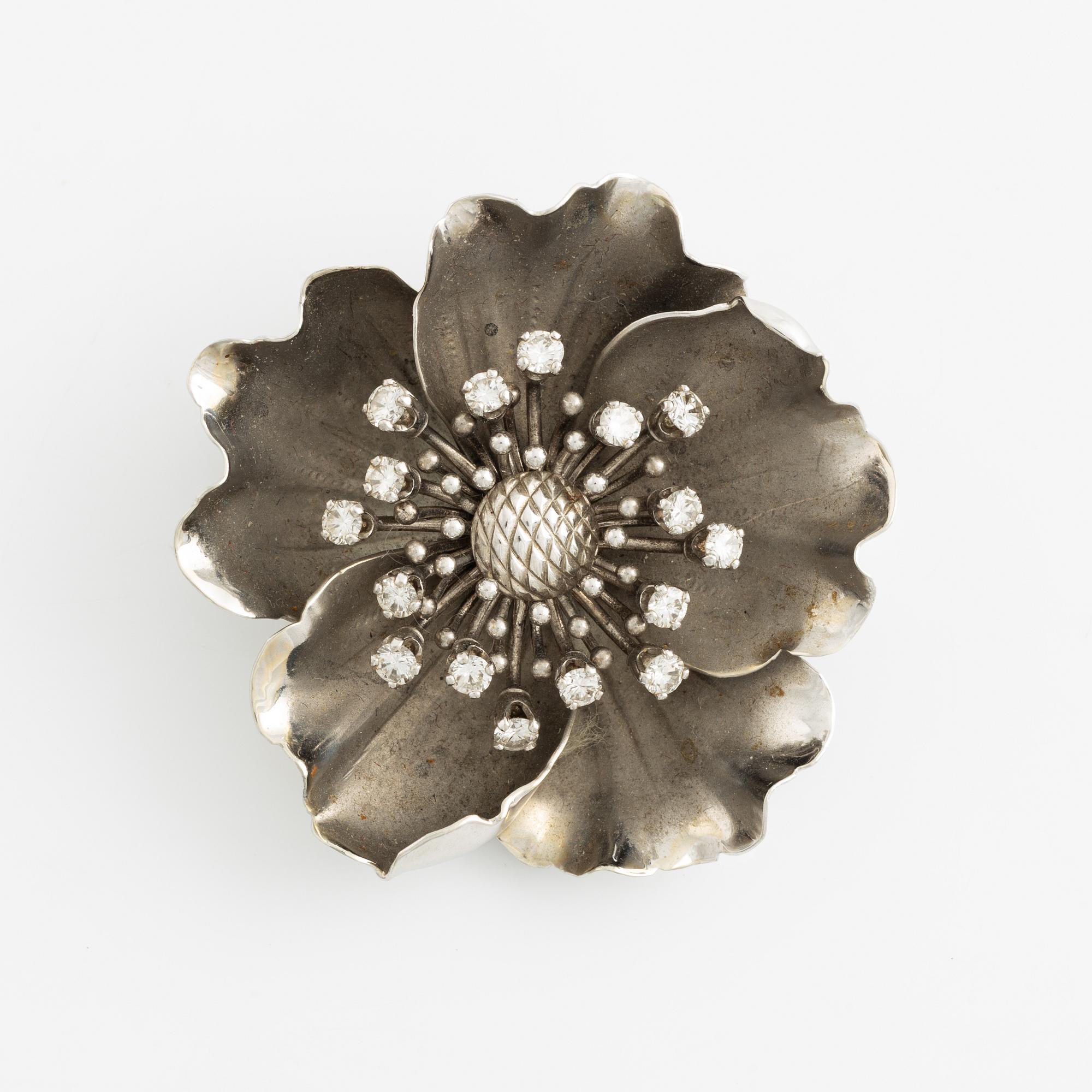 Brosch 18K vitguld med runda briljantslipade diamanter.