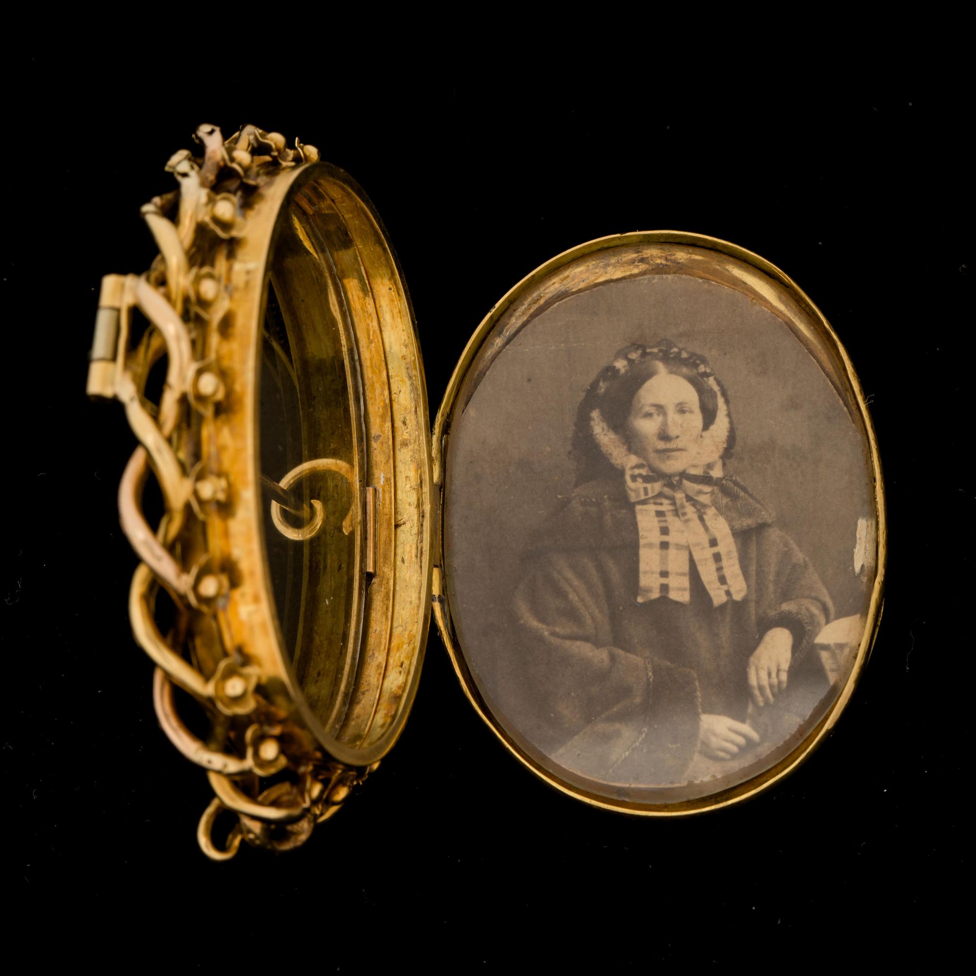 BROSCH/BERLOCK, 18K guld. Gustaf Adolf Cedergren, Stockholm, 1800-talets andra hälft.