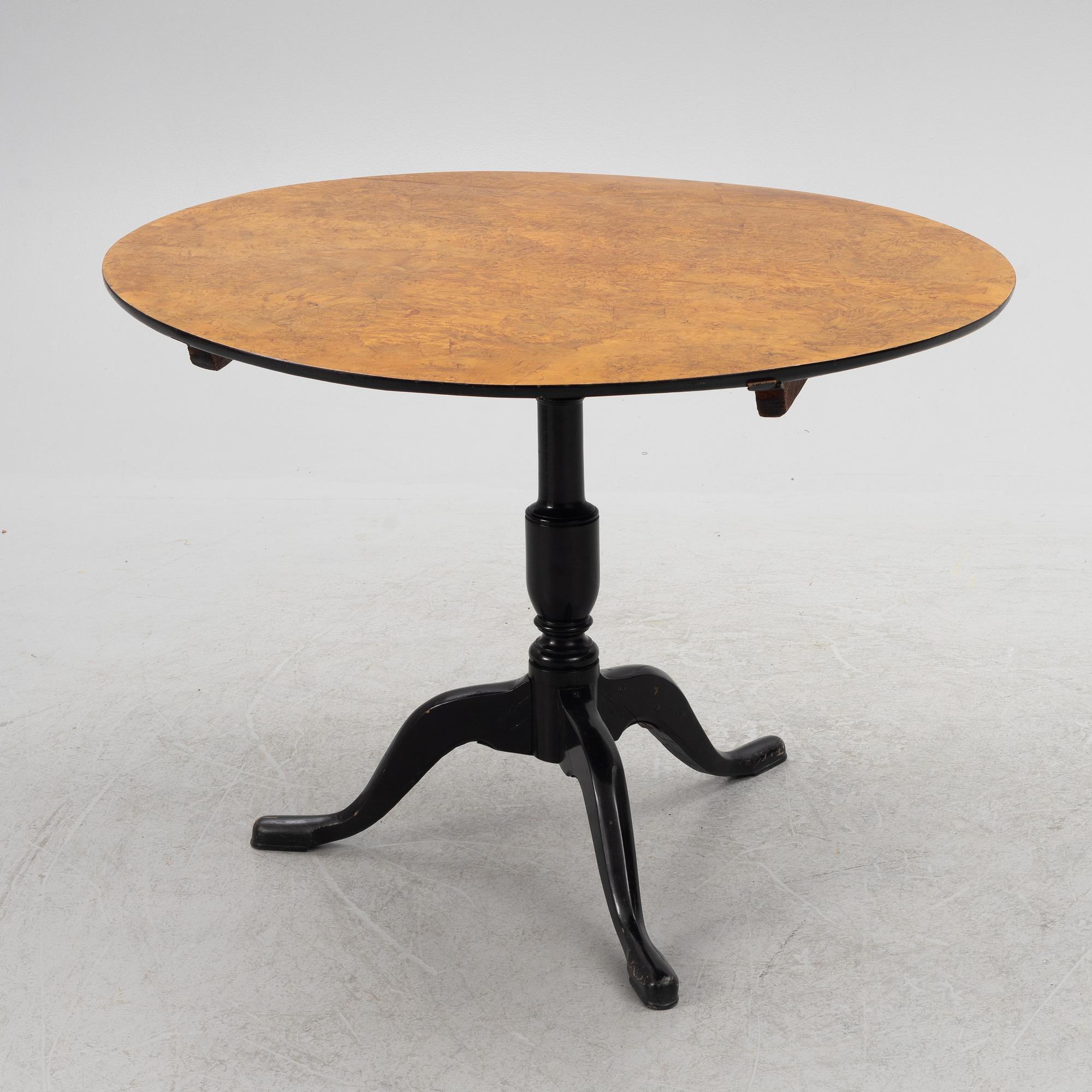 A tilt-top table, early 19th Century.