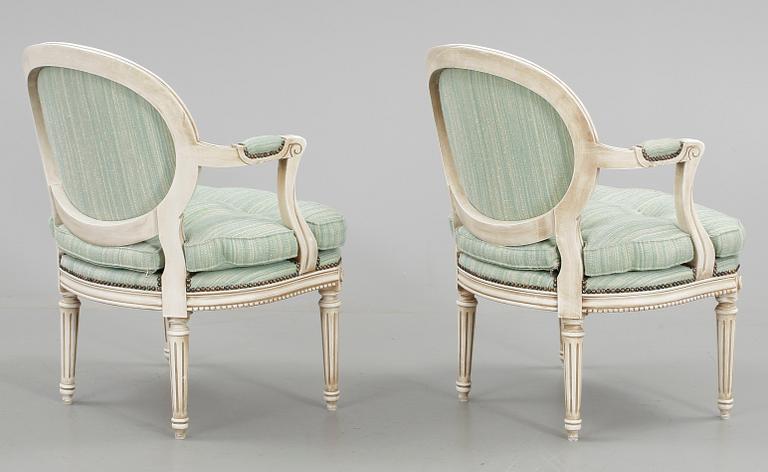 KARMSTOLAR, ett par, gustaviansk stil, 1900-talets första hälft.