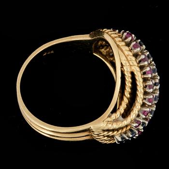 RING, 18k guld med små rubiner samt safirer. Vikt ca 8,5 gram.