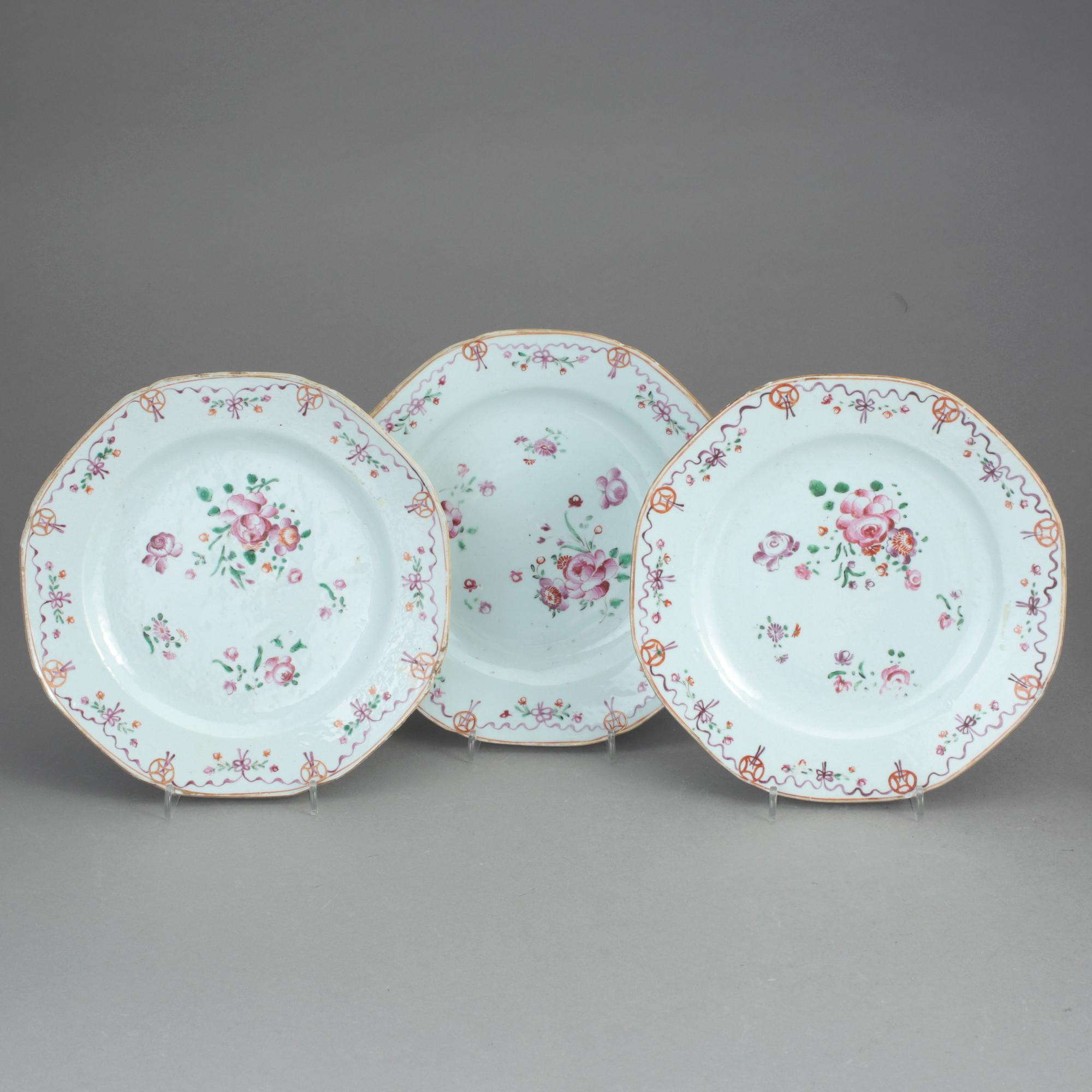 TALLRIKAR, 3 st, porslin, Kina, Qingdynastin, 1700-tal.