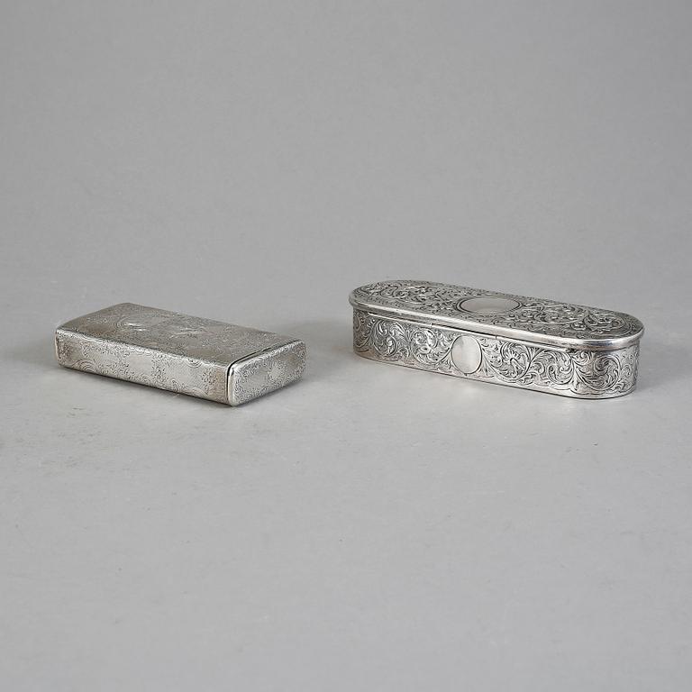 DOSOR, 2 st, silver, Gustaf Theodor Folcker, Stockholm, 1850 respektive JLR, London, 1878. Vikt 710 g.