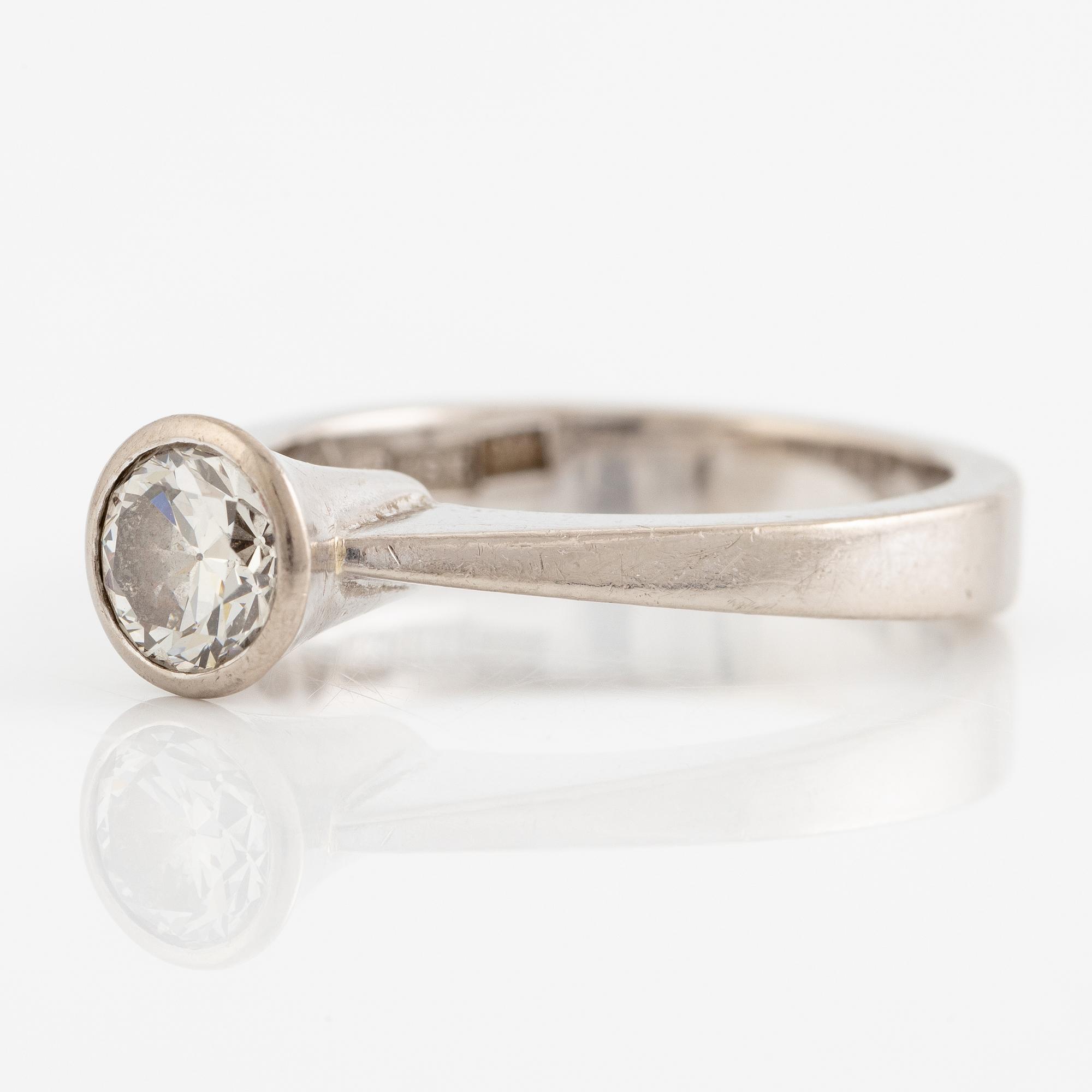 Ring, 18K  vitguld med briljantslipad diamant, 0.72 ct enligt gravyr.