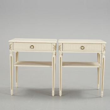 SÄNGBORD, ett par, gustaviansk stil, 1900-tal.