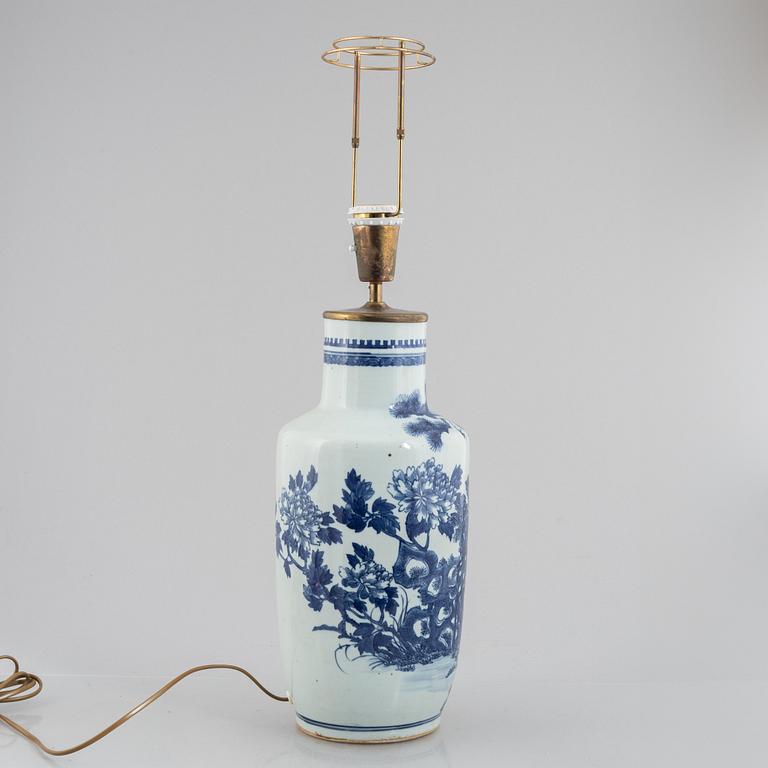 Vas, omarbetad till bordslampa, porslin, Kina, Qingdynastin, 1800-tal.
