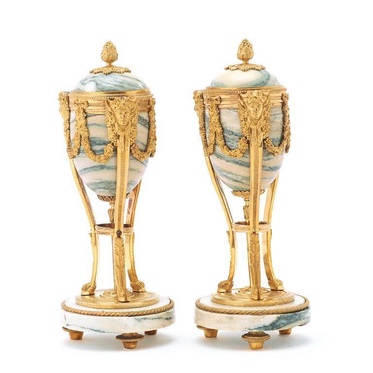 CASSOLETTER, för ett ljus, ett par, Frankrike, 1800-talets mitt, Louis XVI-stil.