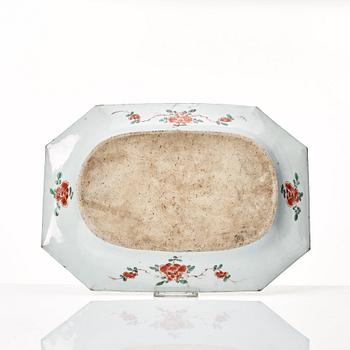 A famille verte 'pie crust' serving dish, Qing dynasty, Kangxi (1662-1722).