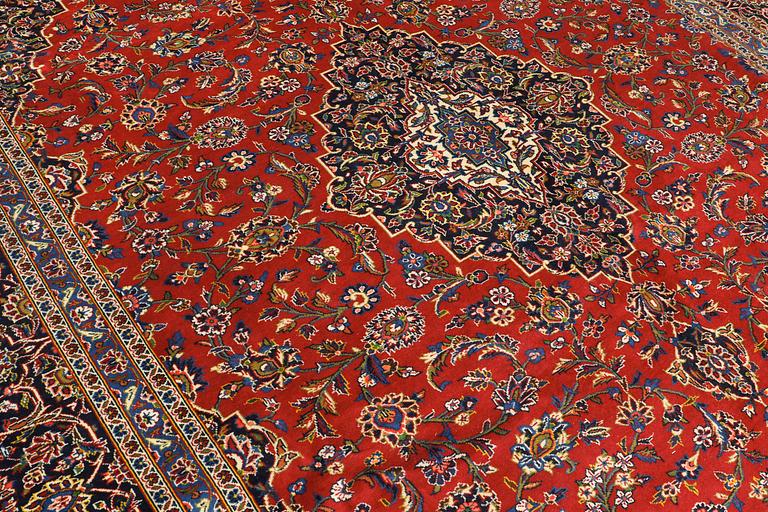 A carpet, Kashan signed, ca 385 x 293 cm.
