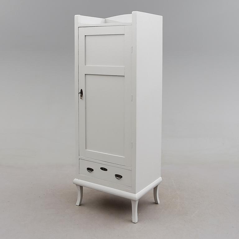 KLÄDSKÅP, 1900-talets första hälft.